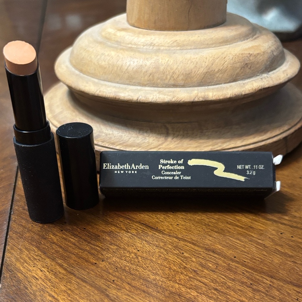 Elizabeth Arden Stroke of Perfection Concealer in Black and Gold